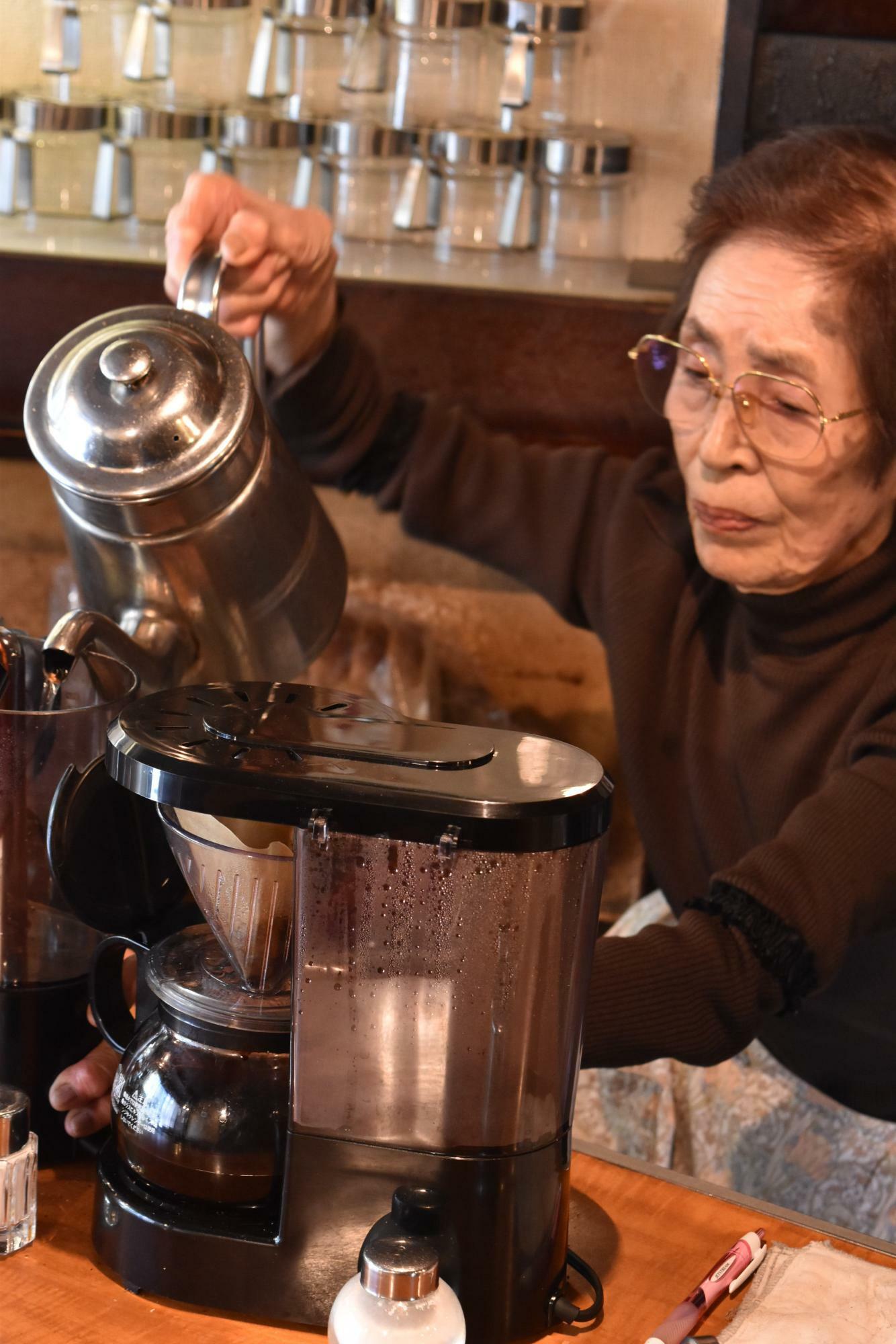 一杯ずつ丁寧にコーヒーを点てる生前の田畑幸子さん。名古屋の古い喫茶店ではコクと苦味の強いコーヒーが主流だが、ロビンではすっきり淡麗（2019年撮影）