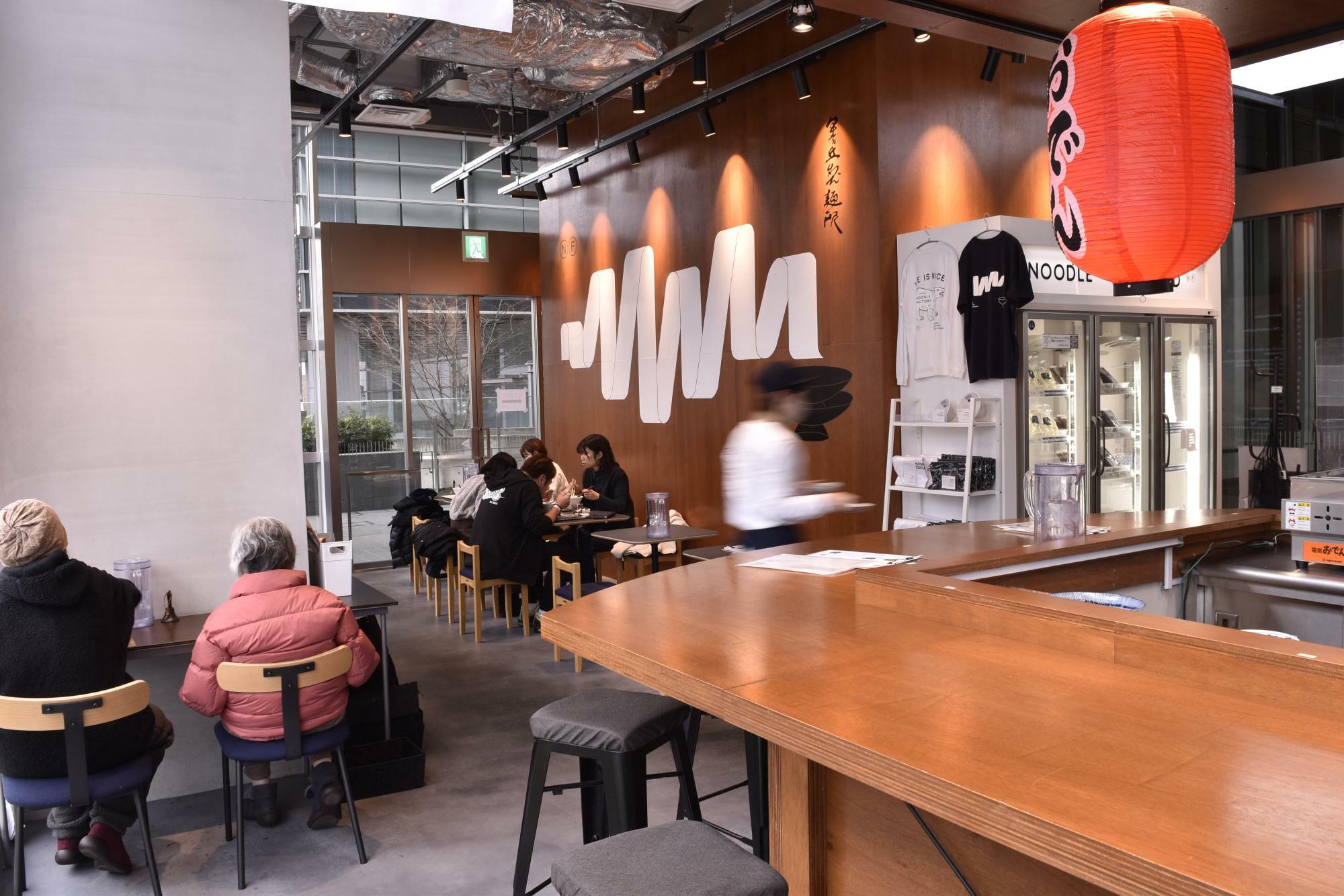 2021年オープンの「星が丘製麵所久屋大通店」（名古屋市東区）はカフェのような雰囲気で若い世代にも人気。地下鉄久屋大通駅よりすぐ。セントラルパーク地下街直結