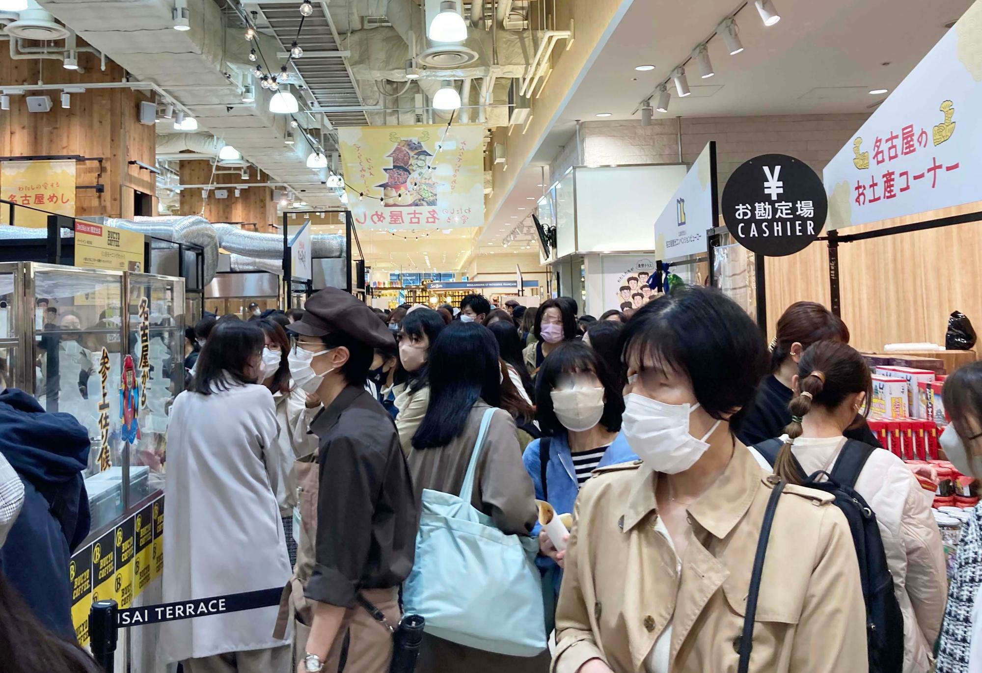 第1回の会場の様子。名古屋の人気店、名店10軒が出店し、常時会場がごった返す大盛況となった