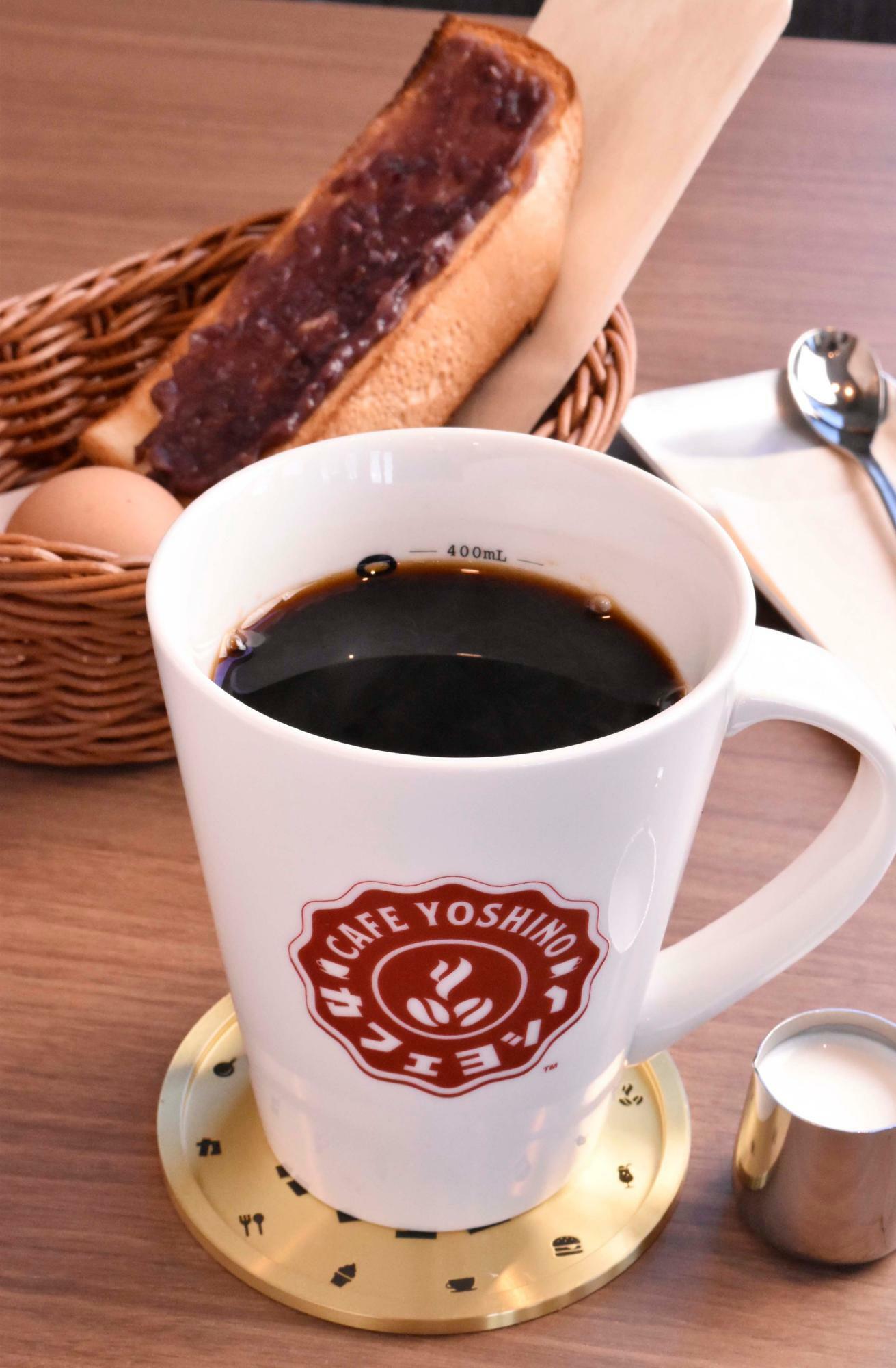 名古屋喫茶の代名詞ともいうべきモーニングサービスももちろんあり。ドリンク代+0円でトースト、ゆで玉子がつく。写真はブレンド珈琲、レギュラーの2・3倍のデラサイズ680円