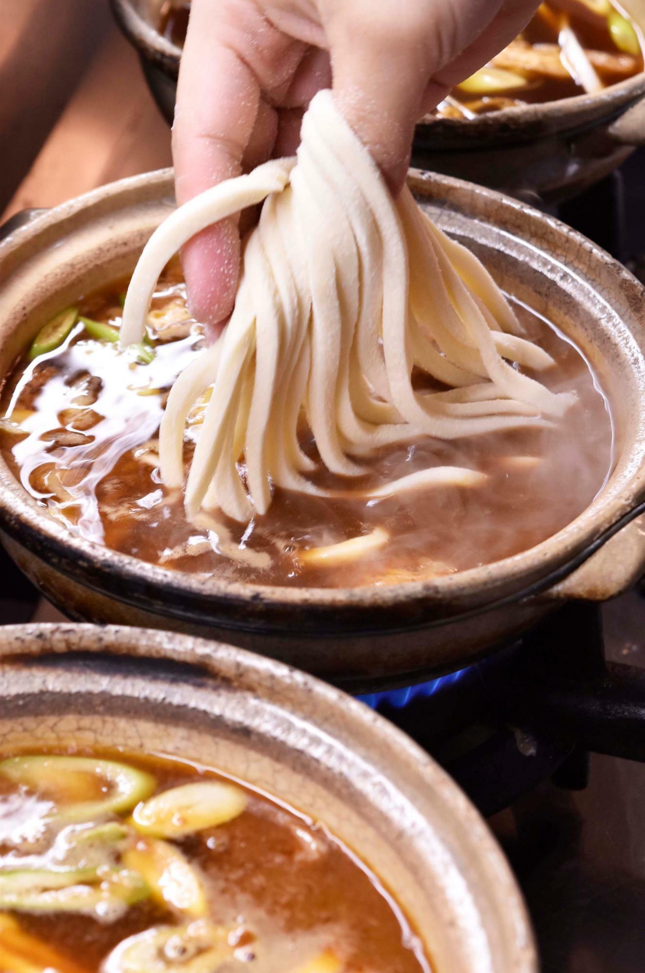 麺を直接土鍋に入れて煮込む。一人前を調理するのにコンロがひと口必要となる。麺は名古屋市内の専用製麺所から打ち立てが各店舗に届けられる