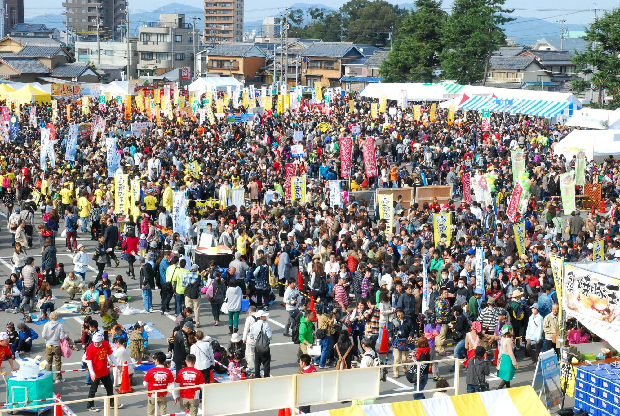B1グランプリは2006年に第1回が開催。写真は愛知県豊川市での2008年大会。歴代最多の58万人以上を集めた。2016年以降は不定期開催となり、2023年に約3年ぶりの大会が三重県四日市市で開かれた