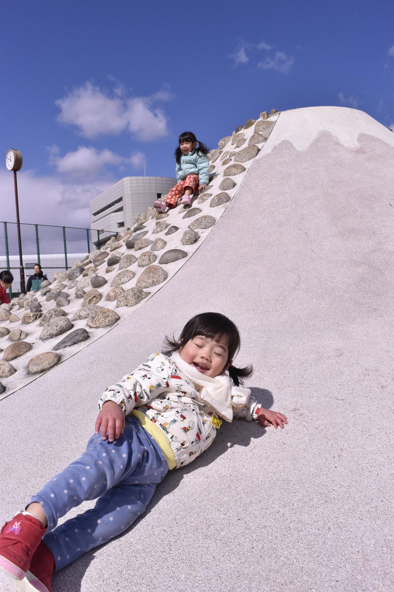 小さな子どもも夢中で遊ぶ。名古屋市によると、滑り面がなだらかな斜面になっているため落下の危険がなく、過去に大きな怪我や事故の報告は届いていないという