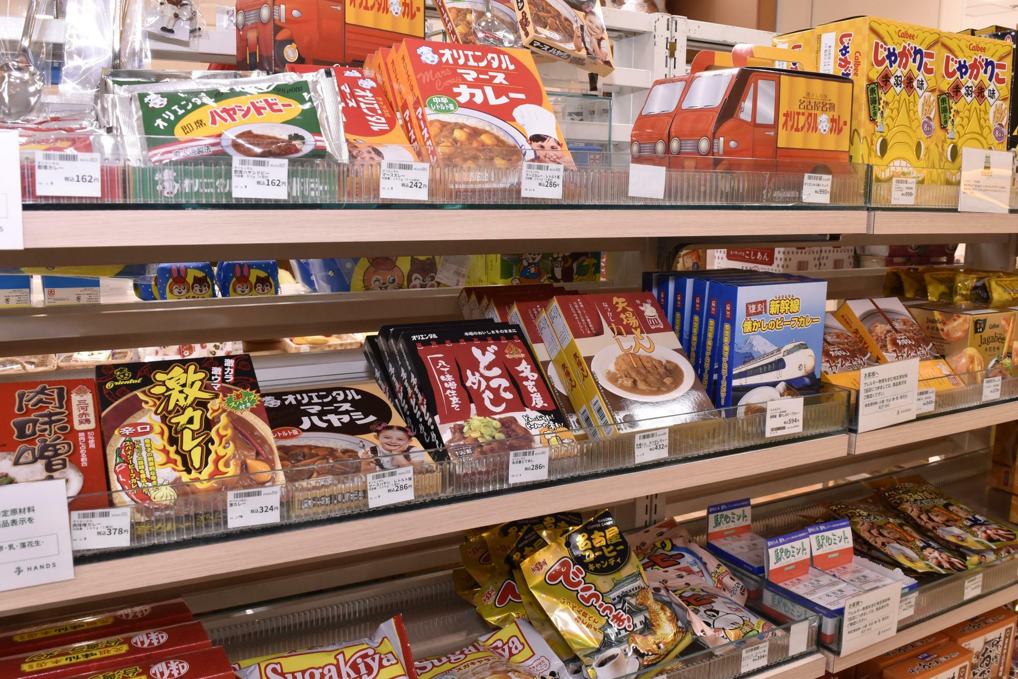 地元のメーカーや名古屋テイストのレトルト食品、スナック、調味料など食品類も多数