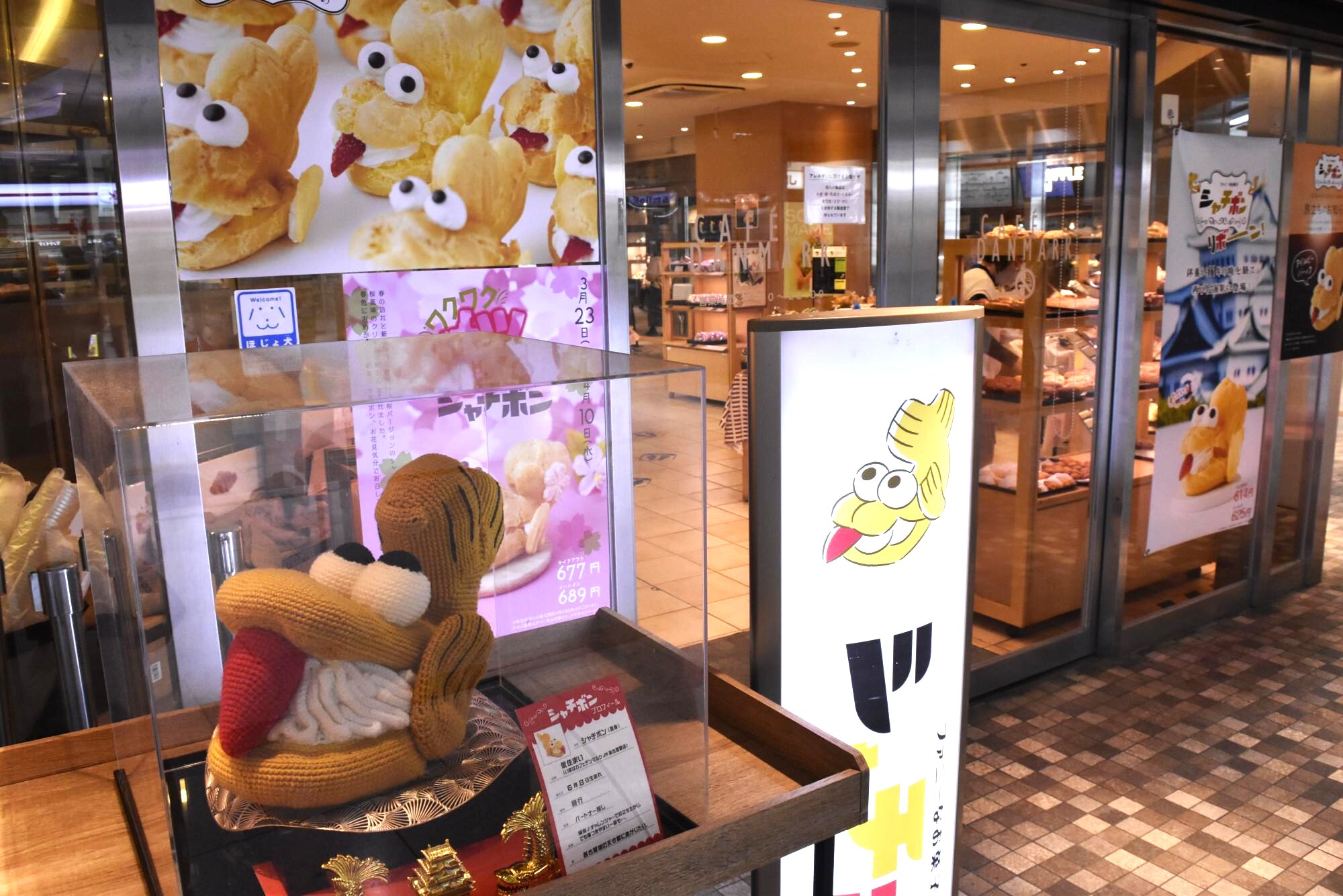 シャチボンを販売するJR名古屋駅構内の「カフェデンマルクJR名古屋駅店」。ポスターからぬいぐるみまでとことんシャチボン推し。販売は2024年4月10日（水）まで