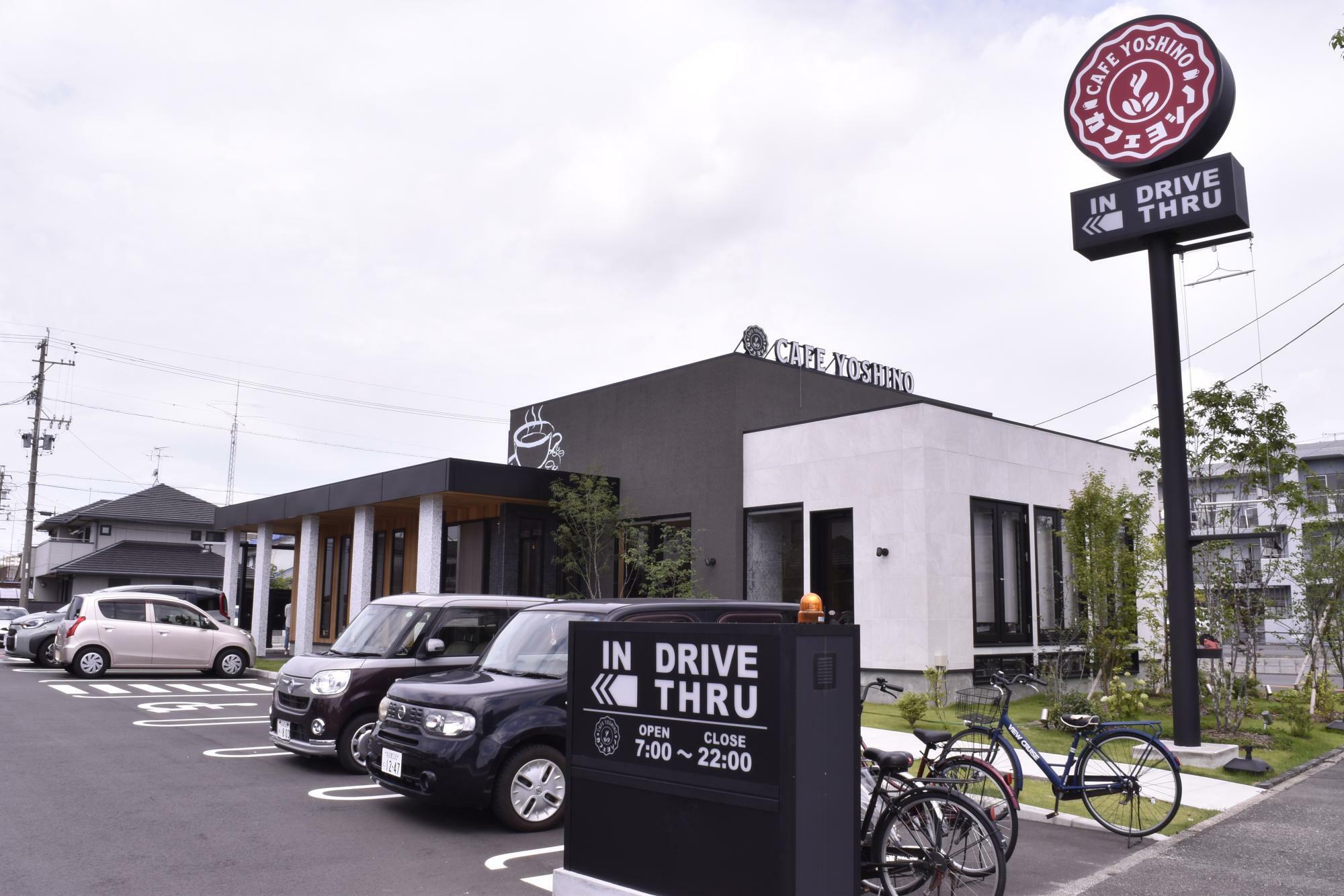 カフェヨシノは広い駐車場を擁する郊外型店舗が主流。駐車スペースにもゆとりがあり女性や高齢者ドライバーでも利用しやすい。写真はカフェヨシノ中島店（名古屋市中川区）