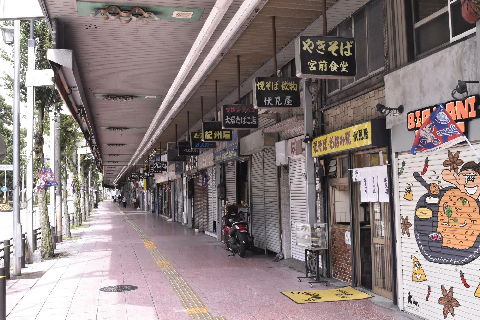 およそ500ｍ続く神宮前商店街。シャッター街となって久しいが、ところどころディープかつ新しい店も見つかる