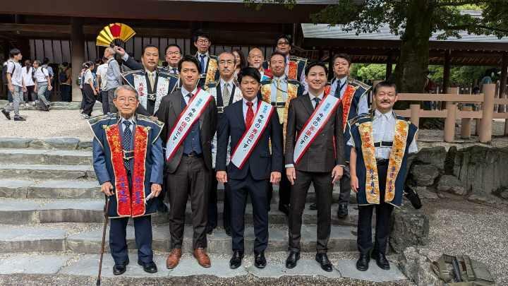 三英傑役のOB会、英傑会による熱田神宮参拝。新・三英傑の壮行会をかねて、名古屋まつり開催前に行うのが恒例となっている。写真提供／英傑会