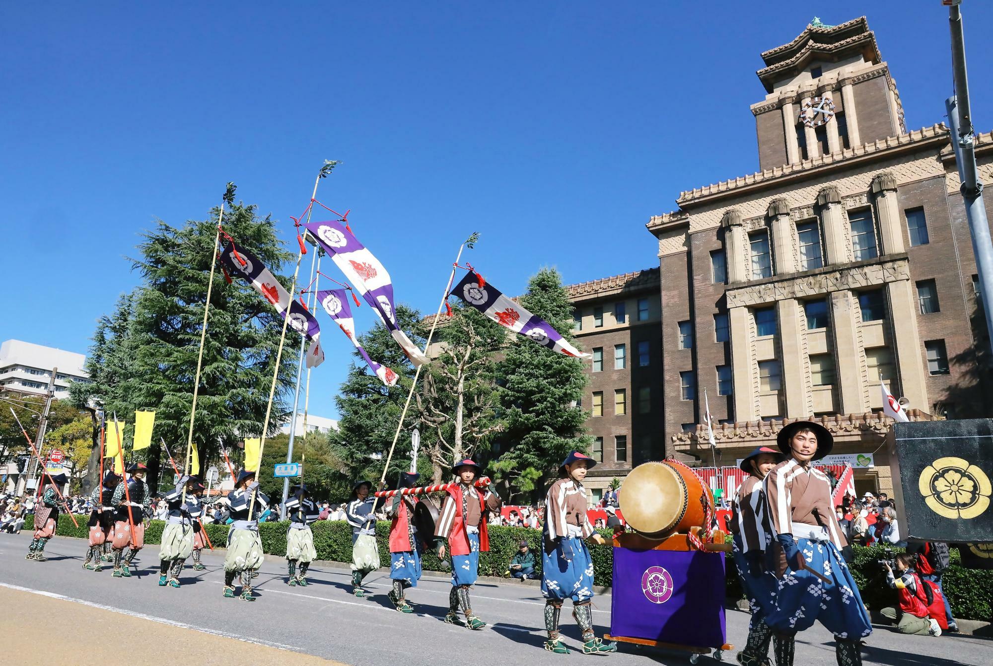 名古屋の中心部をねり歩く郷土英傑行列。若い殿様の出現で沿道の観客の年齢層も若返りそう。写真提供／名古屋市