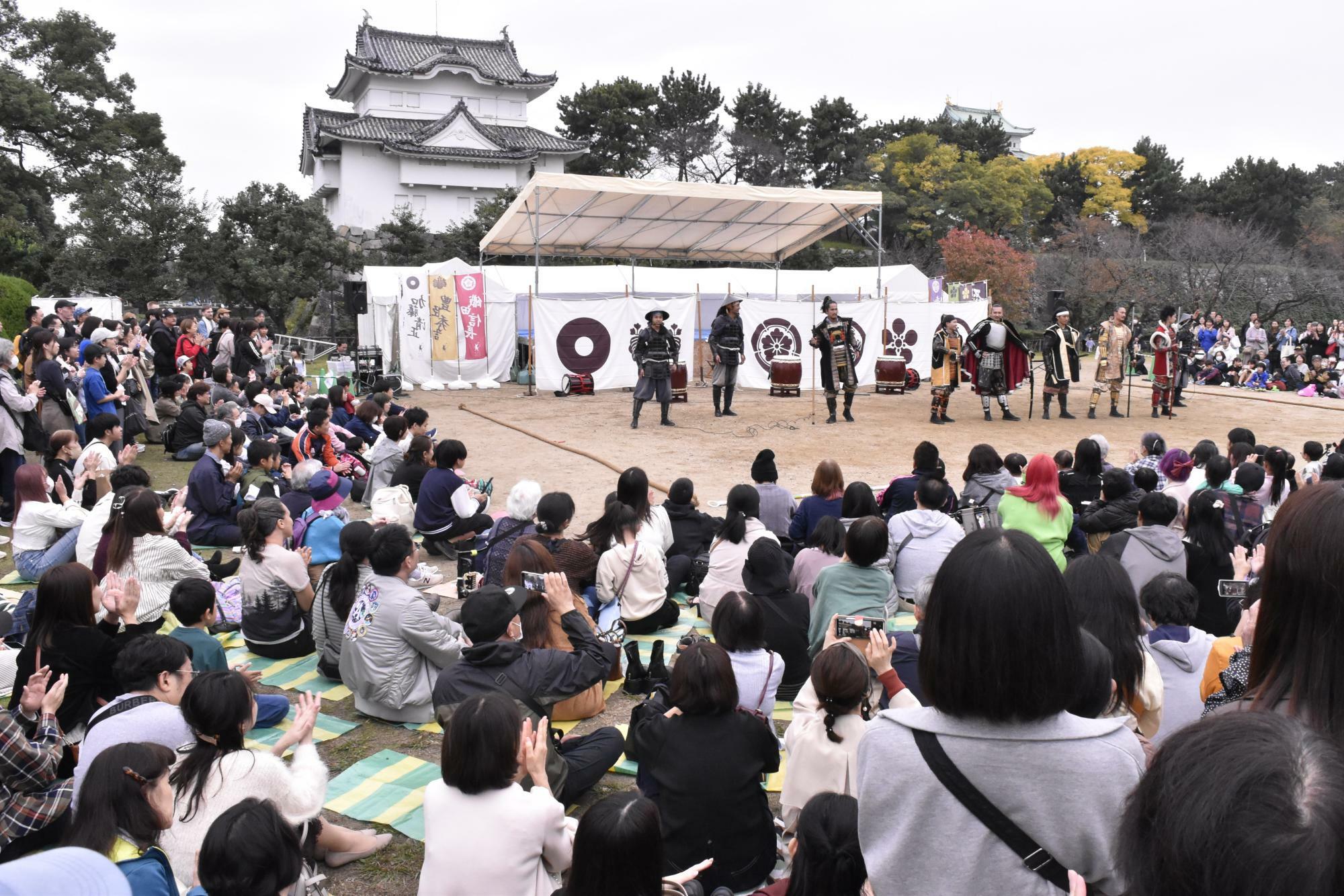 週末は名古屋城二之丸広場で演武を披露する。名古屋城の入場者数は2010年130万人から2019年220万人と6割も増加。2023年は200万人で大阪城に次ぐ2位。名古屋おもてなし武将隊の貢献度も大きい