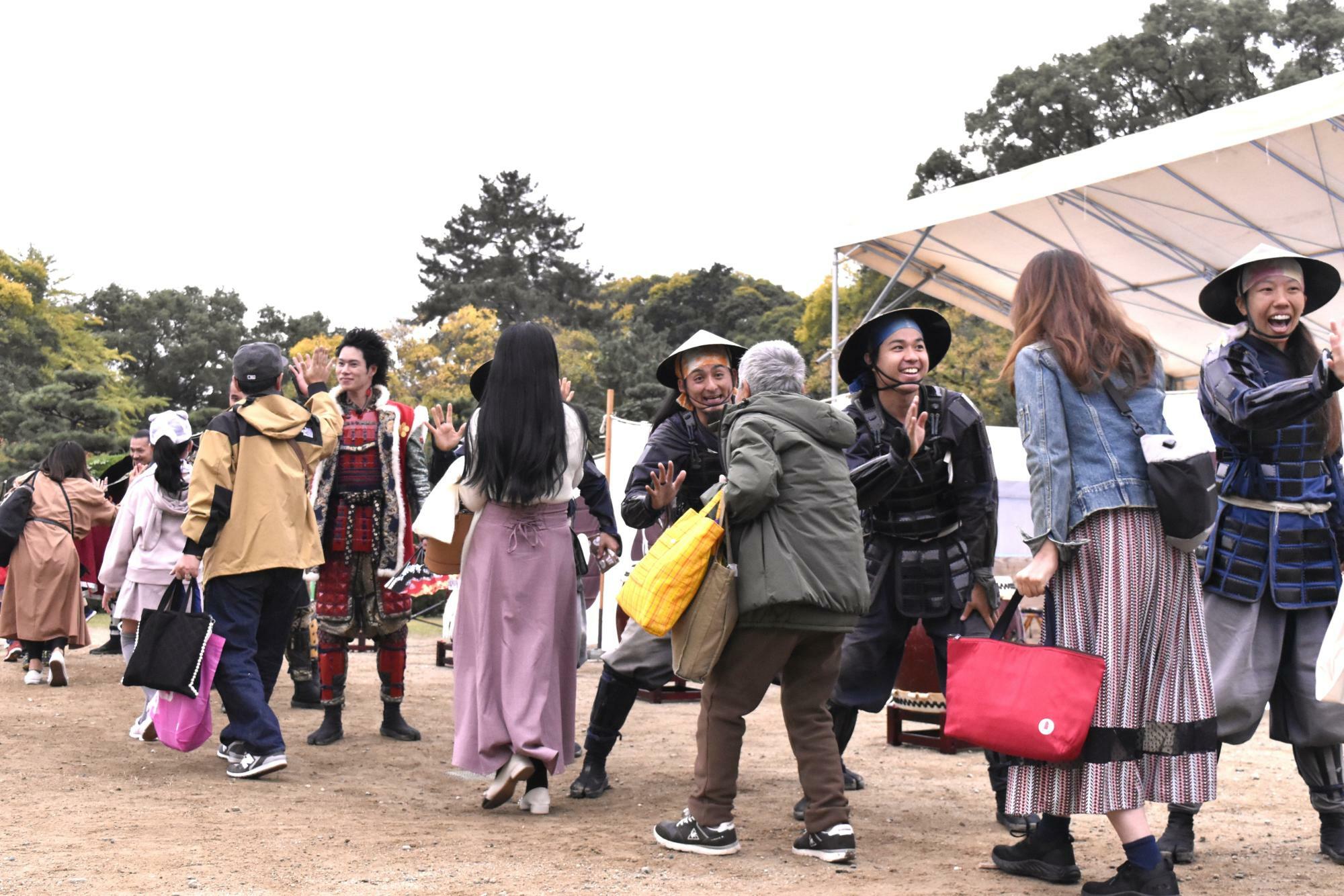 イベント恒例のハイタッチ会。武将たちとのコミュニケーションを楽しみにくり返し通うリピーターも多い。平日はメンバー中2人、週末は5人ほどが名古屋城に“出陣”。お出迎え、ツアー、演武などを行う