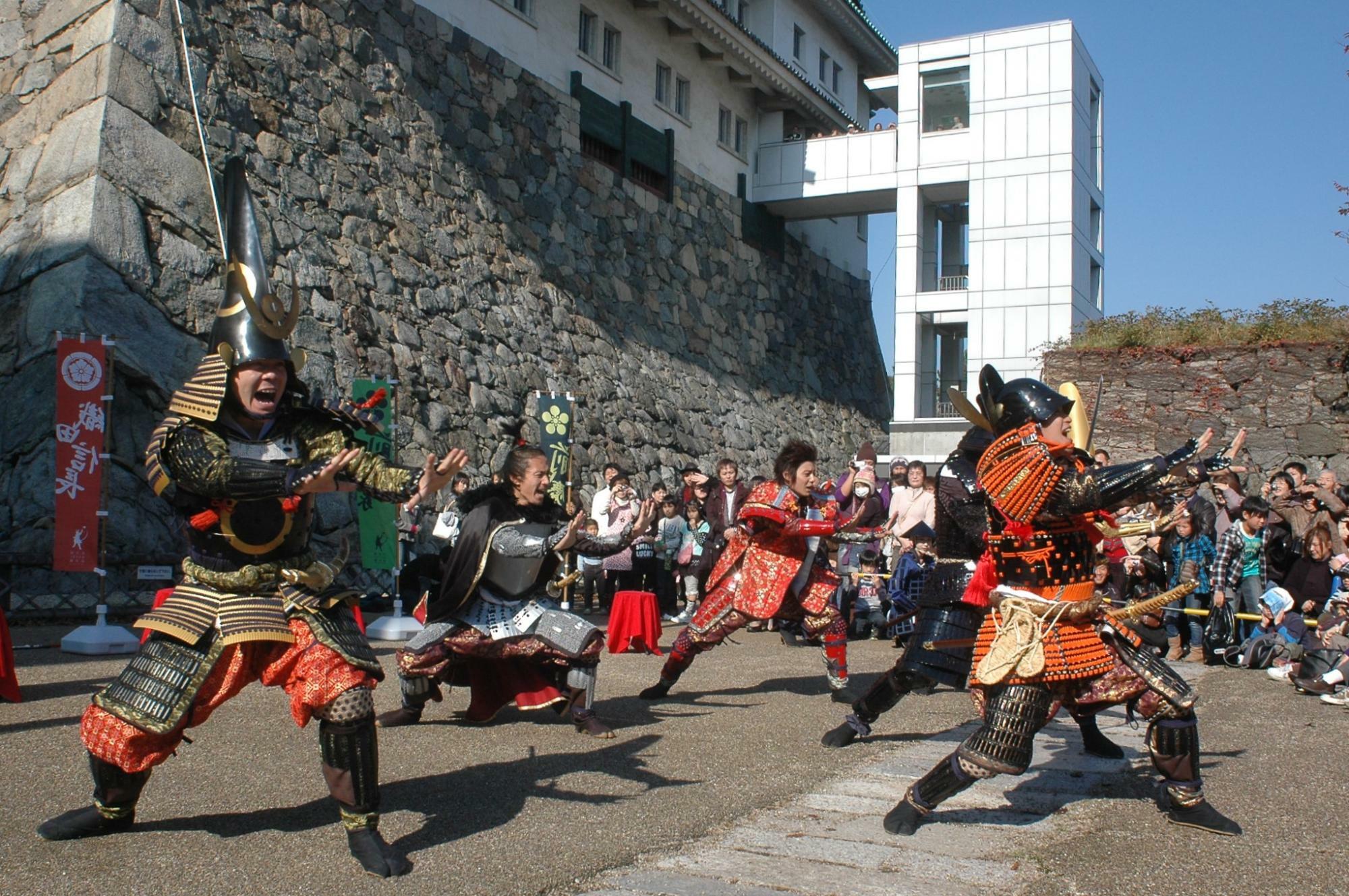 結成間もない頃の名古屋城での演武風景。既に多くの観客が周りを取り囲んでいる