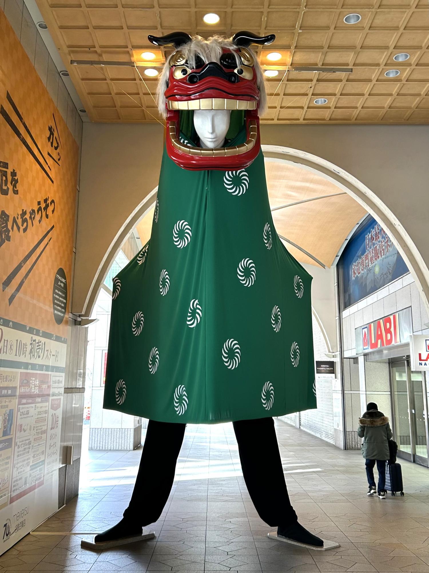 ナナちゃん 名古屋駅のナナちゃん人形、動いた 1973年の登場以来初 - YouTube