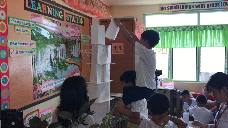 Cubacub小学校での「紙タワーづくり」(C)Toshimasa Ota