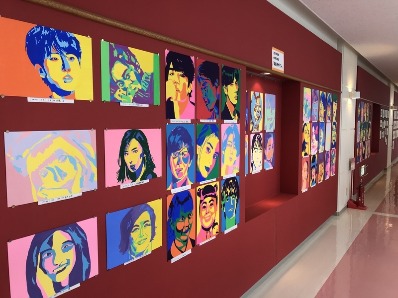 校内のいたるところに生徒たちの美術作品が飾られている（筆者撮影）