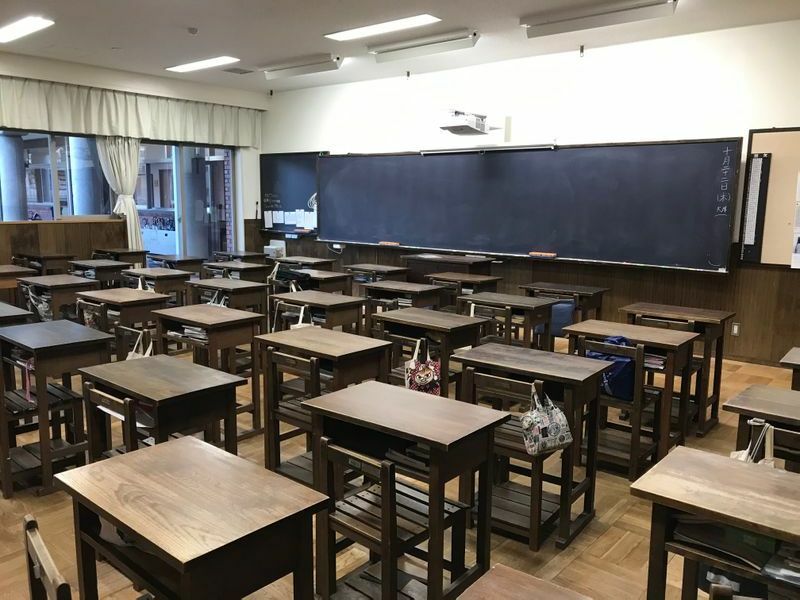 教室で生徒たちが使うのは年季の入った木製の机と椅子