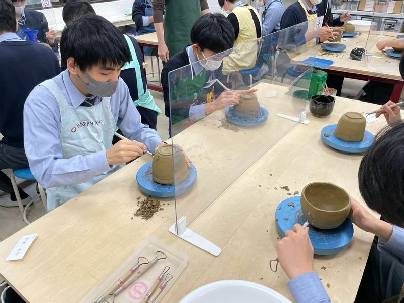 陶芸の授業ではお茶会で使う茶器を自ら制作