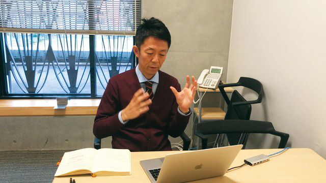 リフレクション・セッションを行う岡田英雅さん