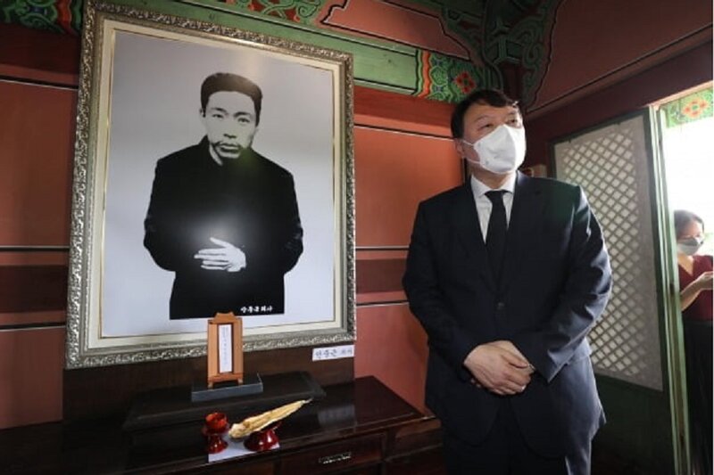 安重根の写真をバックに記念写真を撮る尹錫悦大統領候補（尹錫悦候補陣営のHPから）