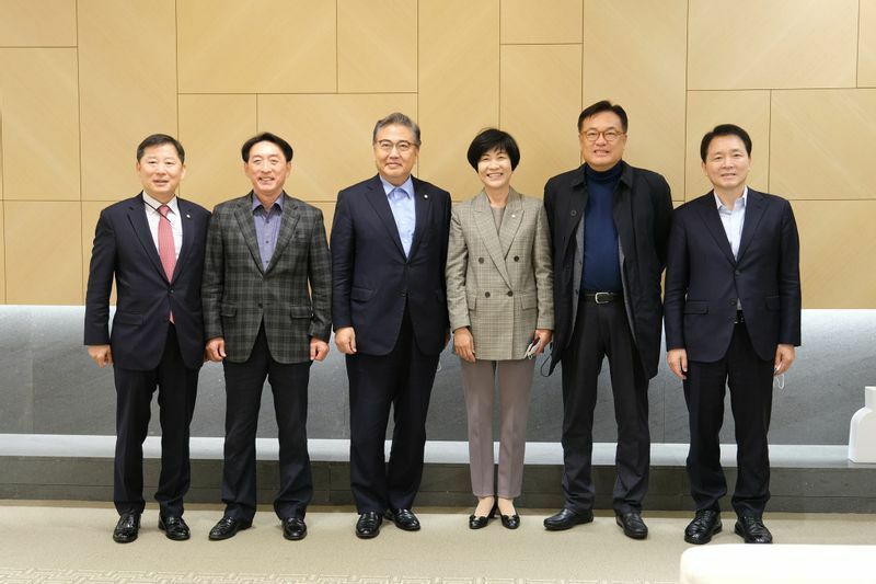 韓日議員連盟朝鮮通信使委員として今月１５日に来日した成議員（右端）