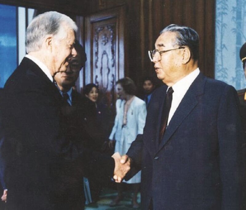 カーター元大統領（左）と金日成主席（朝鮮中央テレビから）