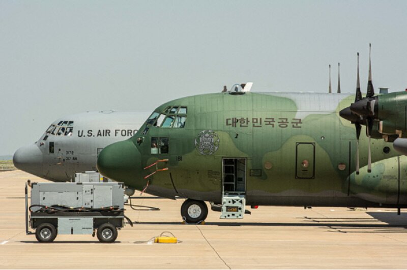 米軍基地滑走路で並んで駐機している米韓の特殊部隊用輸送機（米空軍基地HPから）
