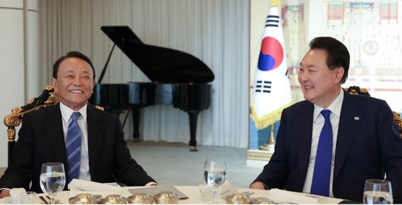 麻生太郎副総裁と大統領室で夕食を共にする尹錫悦大統領（大統領室配信）