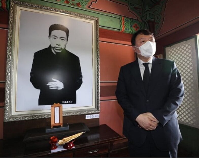 大統領選挙運動期間中に安重根の写真の前に立つ尹錫悦大統領（ＪＰニュース提供）
