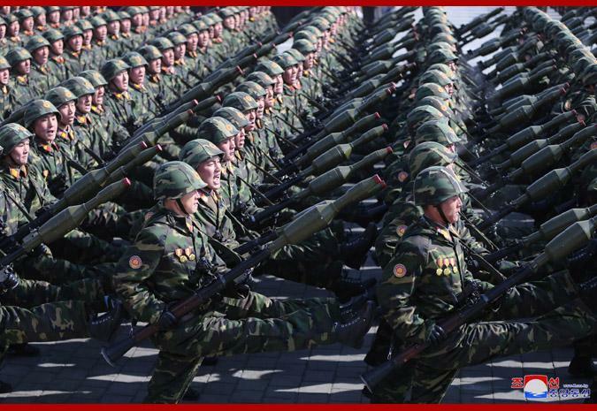 人民軍創建７０周年（２０１８年２月８日）軍事パレードで携帯用ミサイルを手に行進する部隊（朝鮮中央通信から）