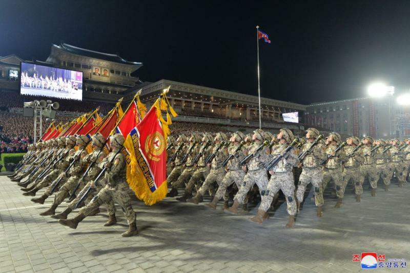 人民革命軍創建７０周年のパレード（２２年４月２５日）携帯用ミサイルを手に行進する部隊（朝鮮中央通信から）