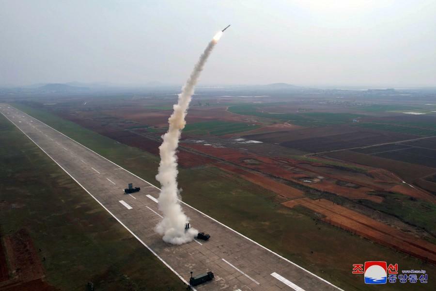 新型地対空ミサイル「ピョルチ（流星）ー１ー２」型（朝鮮中央通信）