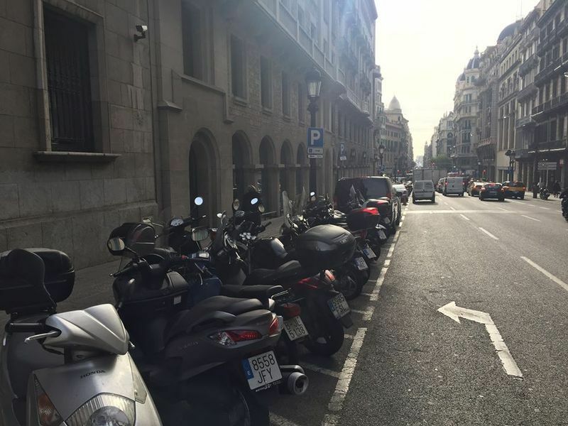 道路上に設置されたバイク専用駐車スペース（バルセロナ市内）