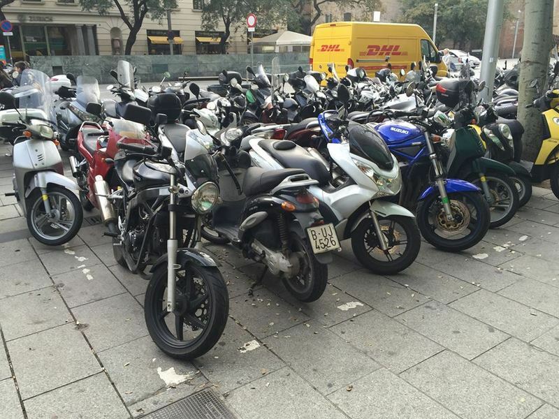 歩道上に設置されたバイク専用駐車スペース（バルセロナ市内）