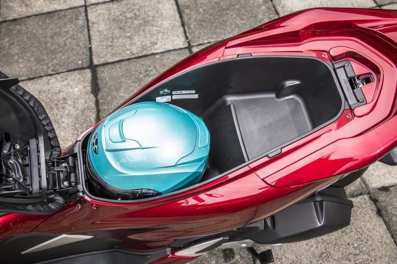 ガソリン仕様車のPCXはヘルメット1個＋雨具や小物などが収納できる。