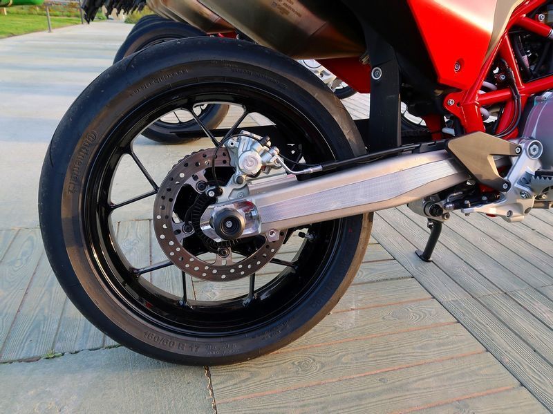 GASGAS新型SM700最速インプレ】 軽快スリム!公道映えの俊足 GASGAS新型SM700最速インプレ】 軽快スリム!公道映えの俊足