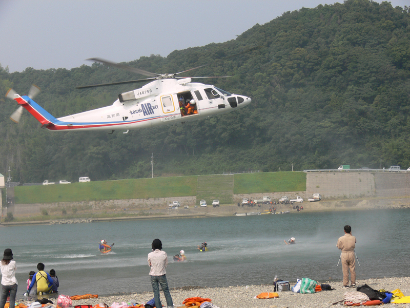 図3 ヘリコプターによる水難救助訓練。海で遠くに流された人を直ちに救助するのに効果的。（筆者撮影）