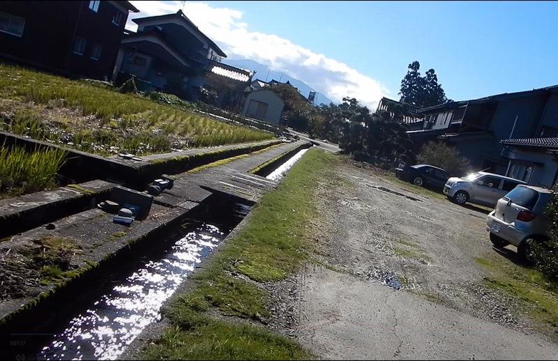 図1 家屋の間にある用水路で、合計3本見える。(筆者撮影)