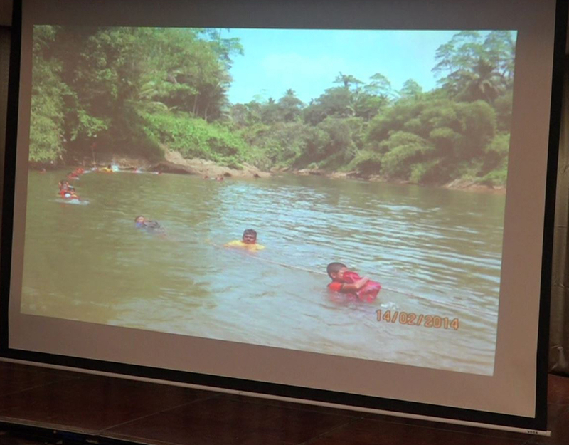 図3 スリランカでの緊急渡河訓練の様子を示したスライド（筆者撮影）