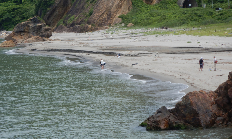 図4  新潟県の名所 男釜・女釜付近から見た穏やかな波の浜辺。海のウエイディングはこのような波の日に楽しみたい（筆者撮影）