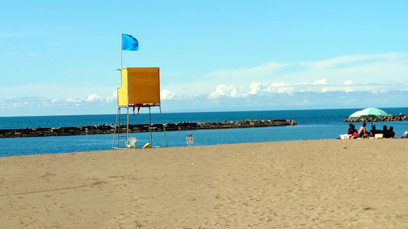 図5 泳ぐのに適切な日には、監視員が青の旗を出して知らせてくれる。波の穏やかな日が続きやすい、新潟県柏崎市の海水浴場では、今年もこのように、海水浴客の安全を守っている（筆者撮影）