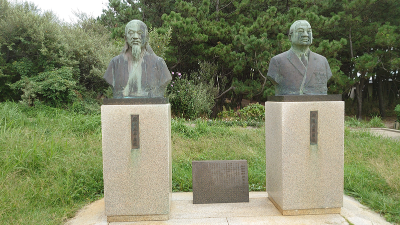 図2 関分記念公園内にある横山太平氏（右）と柏原正夫氏（左）の銅像（筆者撮影）