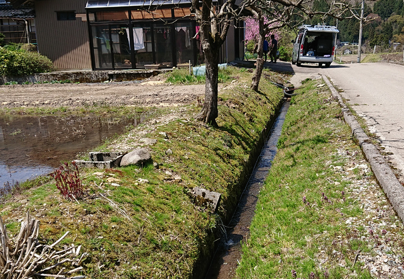 図2 富山県南砺市で農家の高齢女性が落ちて流された用水路（筆者撮影）