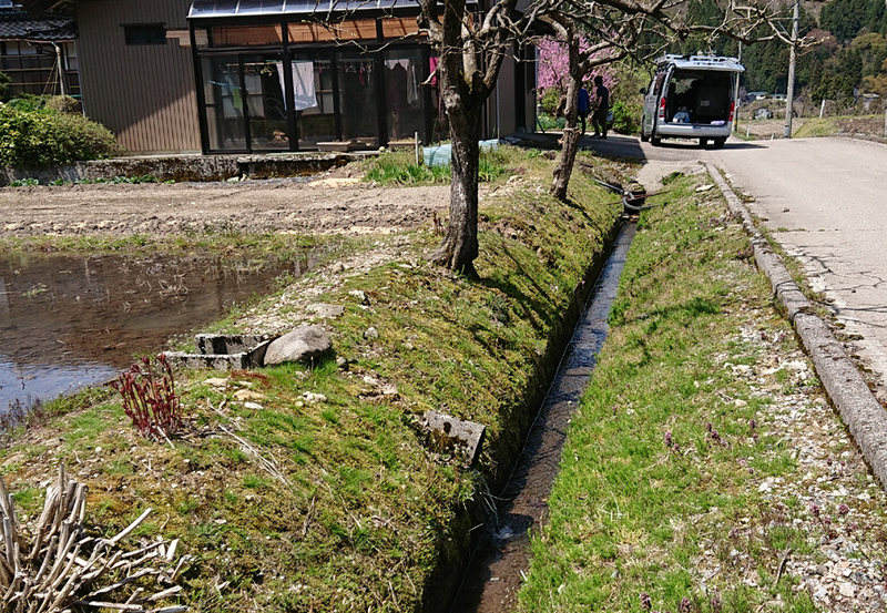 図2 富山県南砺市で農家の高齢女性が落ちて流された用水路(筆者撮影)