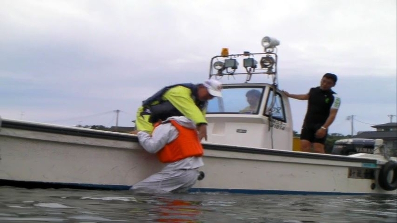 図2 比較的小型のボートに落水者を引き揚げる訓練の様子（水難学会撮影）