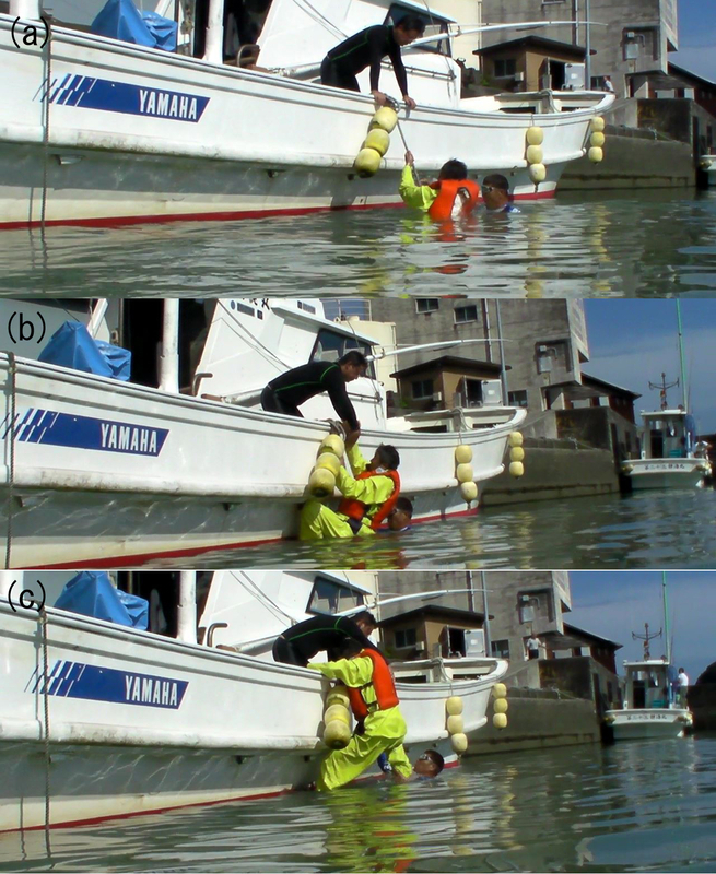 図4 落水者と救助者との力を合わせて引き揚げる（水難学会撮影）