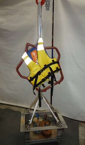 図3 法定備品である救命胴衣の試験の様子。救命胴衣の肩口が体重で破れないかを試験している（高階救命器具株式会社提供）
