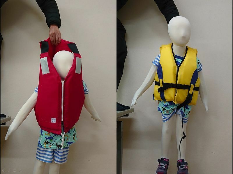 図1 救命胴衣着用の子供を襟元で引っ張り上げたモデル図。左：大人用、右：子供用（筆者撮影）