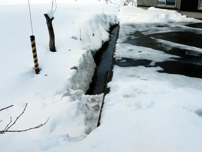図2 水路を使った除雪の例。水路に直接雪を捨てる方式（筆者撮影）