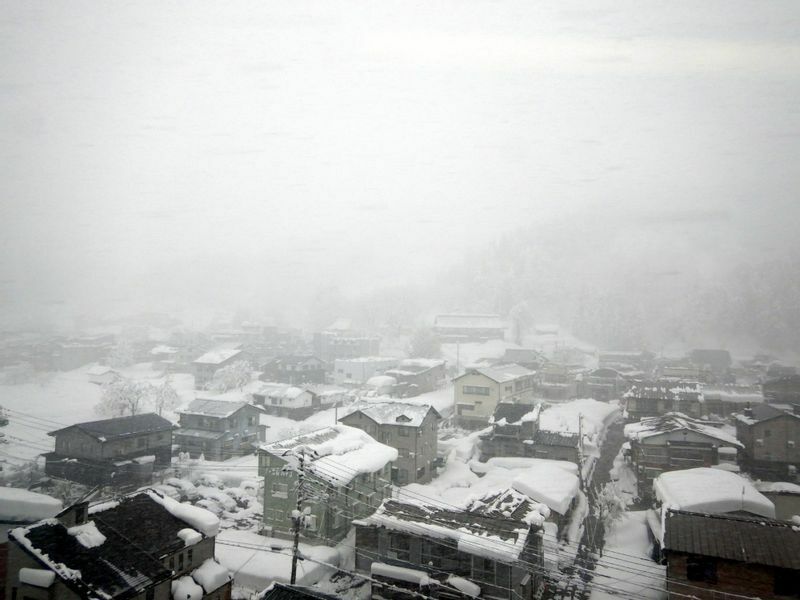 図1 上越新幹線浦佐駅周辺の住宅の様子。屋根に雪がない家が目立つ（筆者撮影）