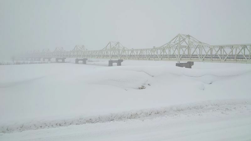 冬の長生橋、全長850.8 mで、雪の積もった中を歩くと対岸に到達するのに30分かかる（筆者撮影）